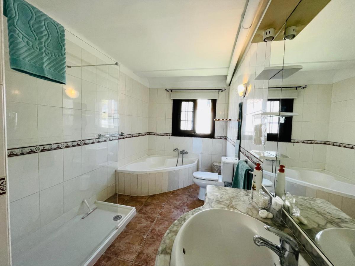 Vakantiehuis House Private Heated Pool Amazing View On Golf Ocean 3 Bedrooms 3 Bathrooms 6 To 8 Adults 3-17 Years Old Children Being Considered Adults And In Addition 0-2 Years Old Children Are Welcome For Free