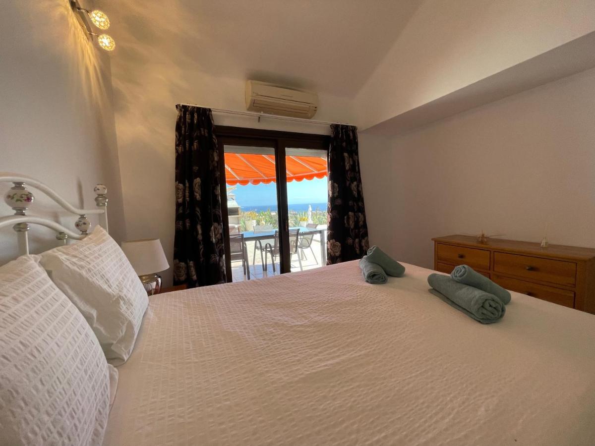 Ocean View Golf Retreat: Private Heated Pool & Spacious Family Holiday home