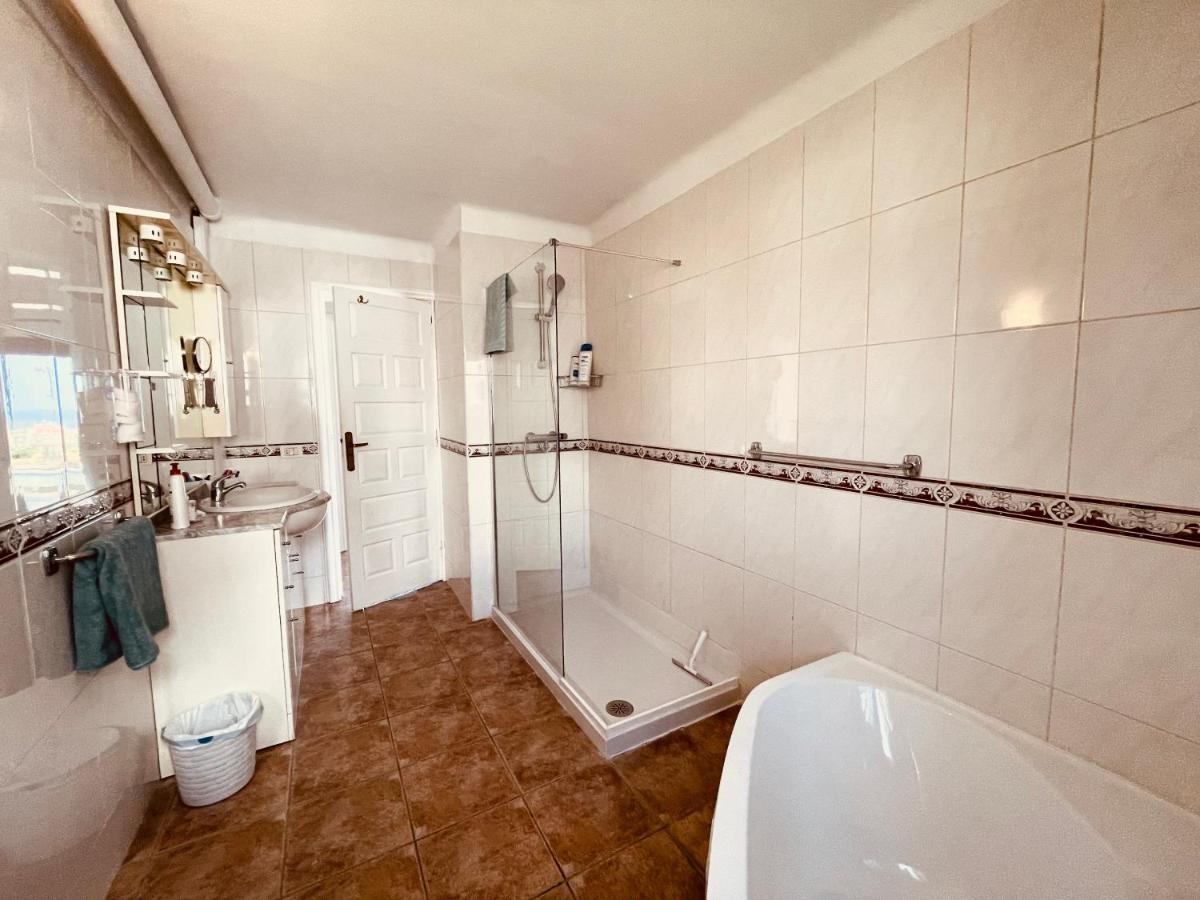 Ocean View Golf Retreat: Private Heated Pool & Spacious Family Holiday home *